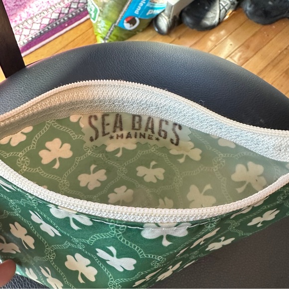 Sea Bags Lucky Shamrock Wristlet - Picture 4 of 5